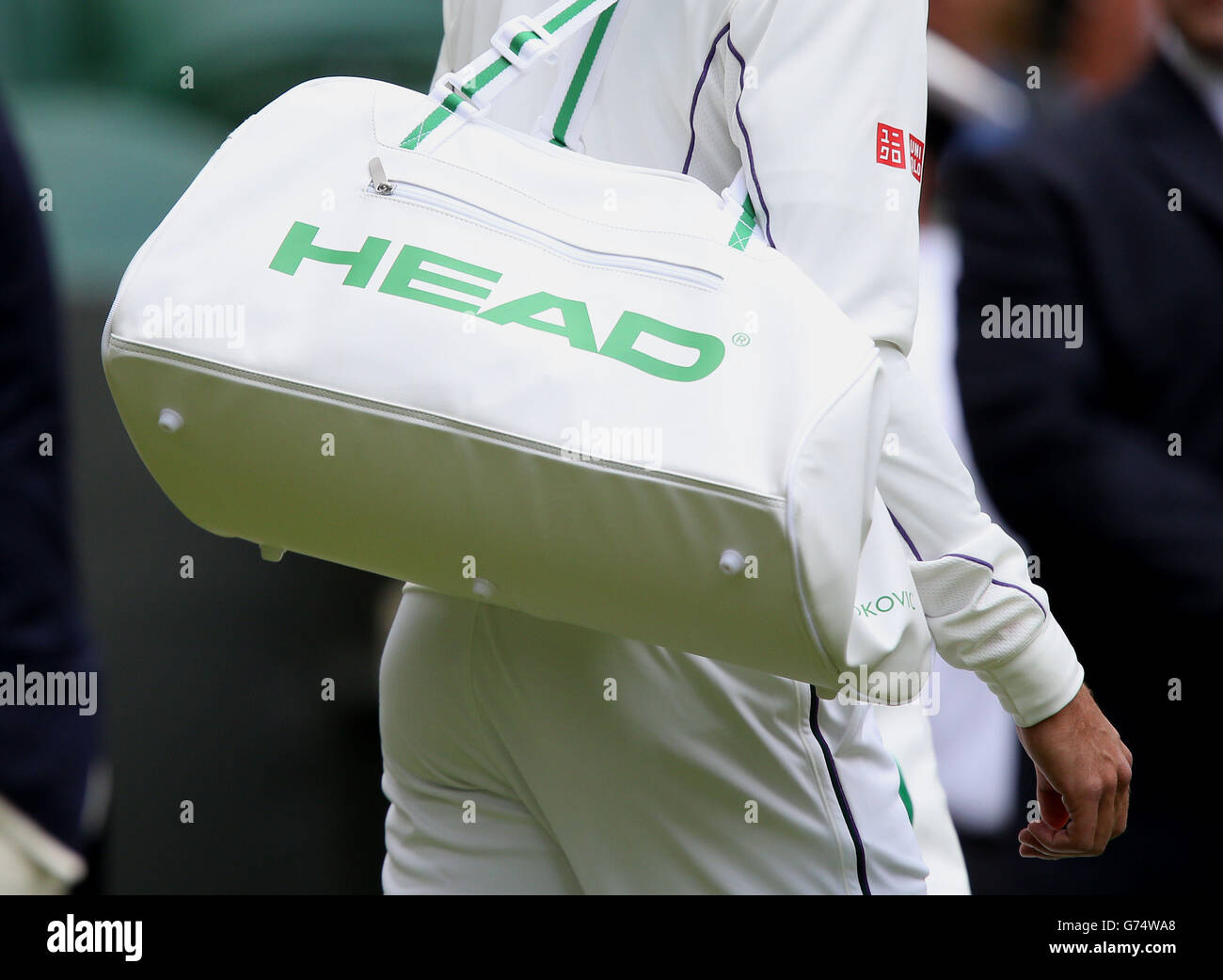 Le Novak Djokovic de Serbie arrive avec son sac pour son match contre  Andrey Golubev du Kazakhstan lors du premier jour des championnats de  Wimbledon au All England Lawn tennis and Croquet