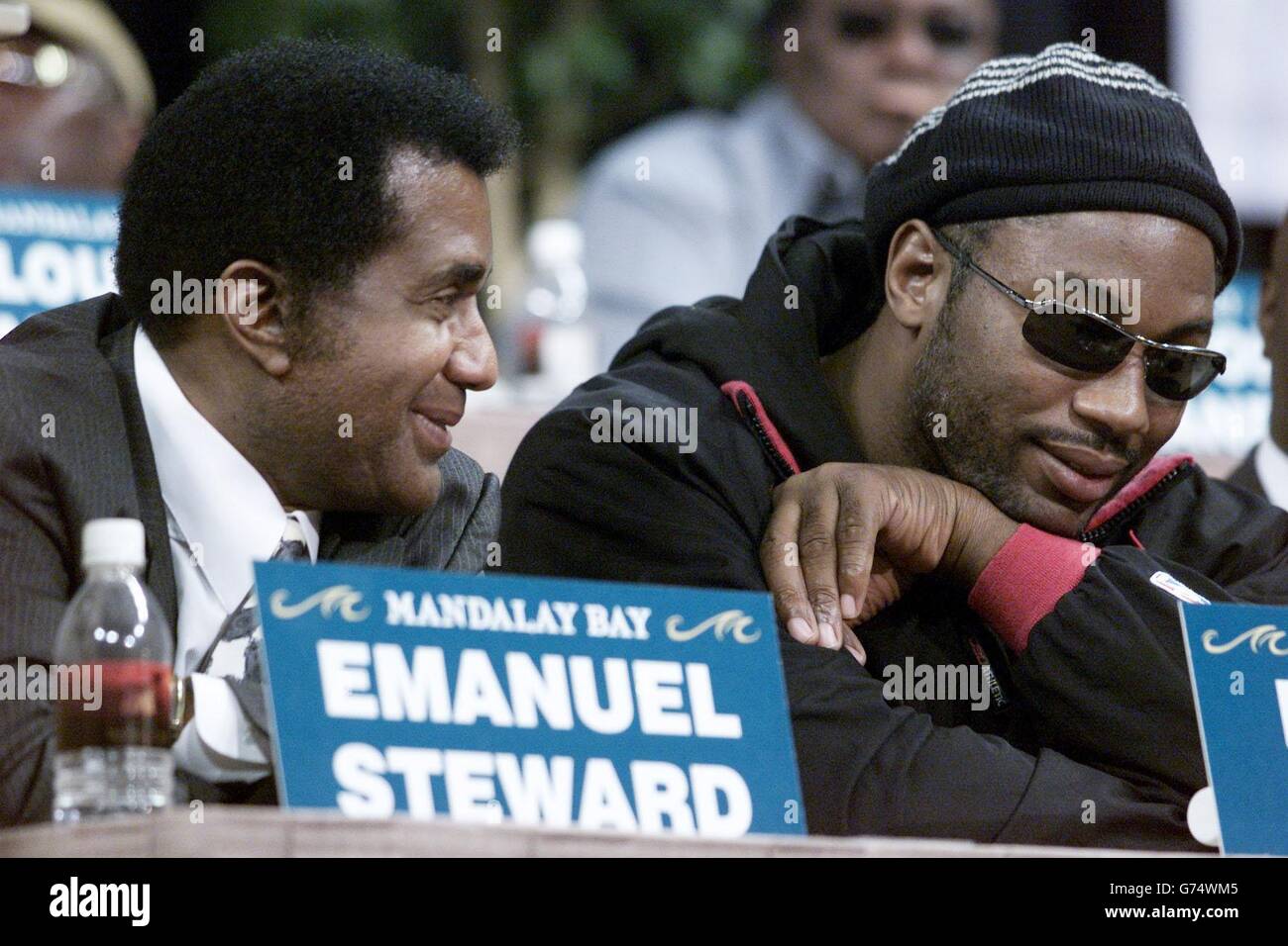 L'ancien champion du monde de boxe à fort coefficient de poids, Lennox Lewis, en Grande-Bretagne, est assis avec l'entraîneur Manny Steward (à gauche) à la conférence de presse pour promouvoir sa rencontre avec le champion américain Hasim Rahman qui aura lieu à l'hôtel Mandalay Bay, à Las Vegas. Banque D'Images