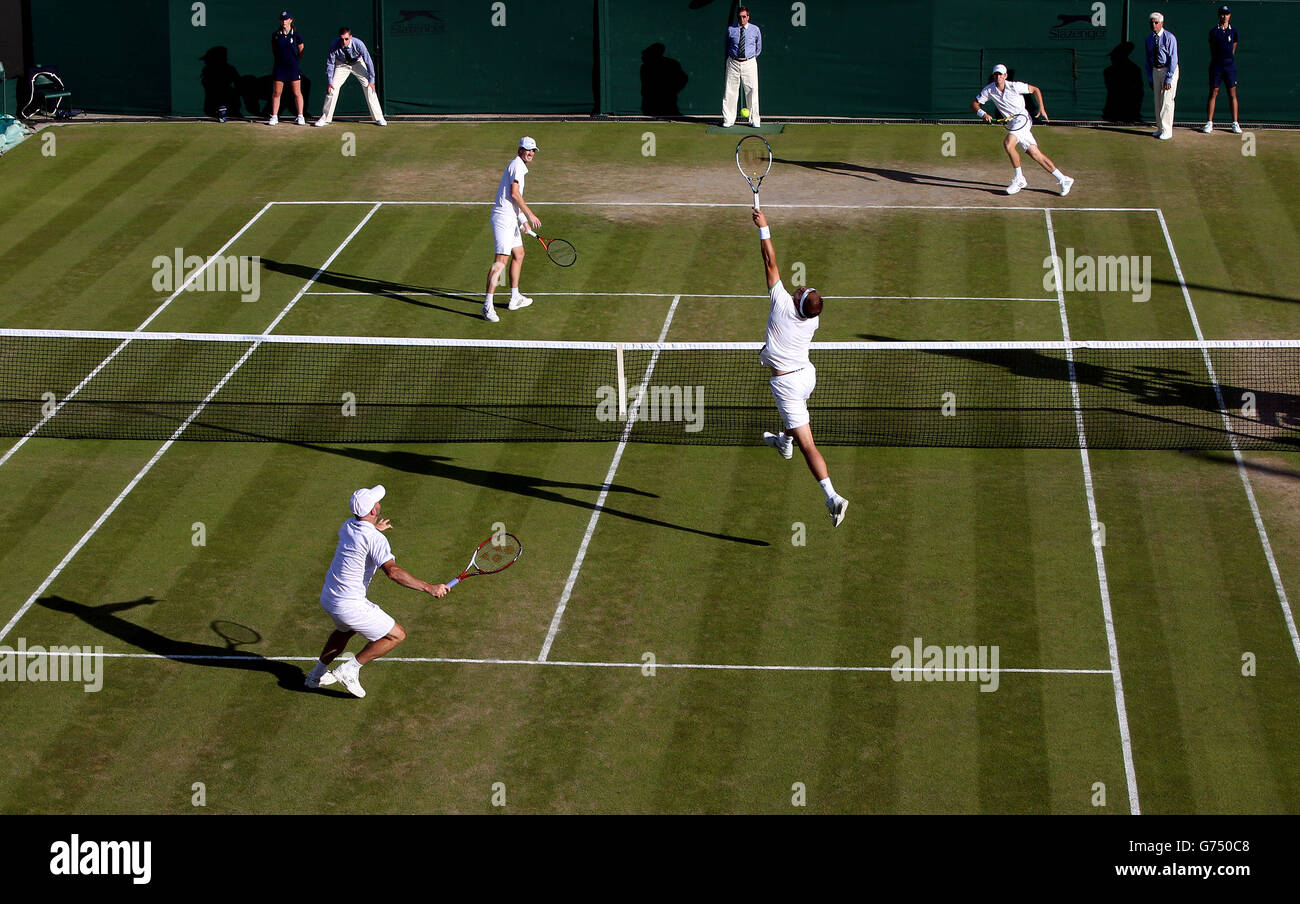 Jamie Murray, de la Grande-Bretagne, et Gilles Muller (farside), coassocié du Luxembourg, en action contre Jamie Delgado, de la Grande-Bretagne, et John Peers, d'Australie, lors du cinquième jour des championnats de Wimbledon au All England Lawn tennis and Croquet Club, Wimbledon. Banque D'Images