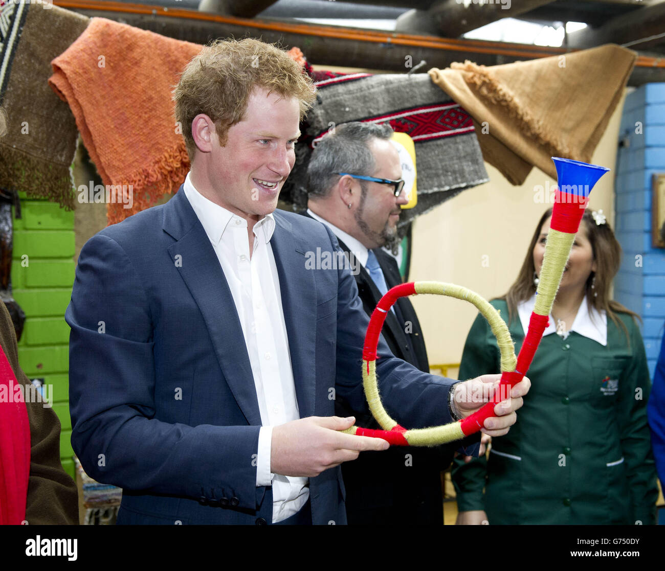 Le prince Harry tient une corne qui lui a été donnée en cadeau lors d'une visite d'un jardin d'enfants autochtones à Santiago, au Chili. APPUYEZ SUR ASSOCIATION photo. Date de la photo: Vendredi 27 juin 2014. Voir l'histoire de l'AP, ROYAL Harry. Le crédit photo doit être lu : Dan Charity/The Sun/PA Wire Banque D'Images
