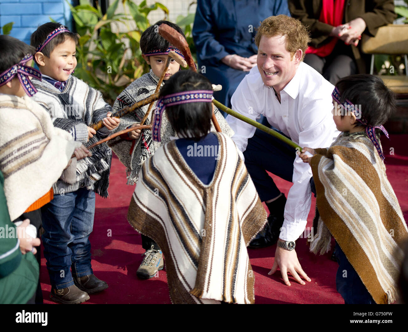 Le Prince Harry regarde les enfants participer à des activités lors d'une visite à une école maternelle pour les enfants autochtones à Santiago, au Chili. Banque D'Images