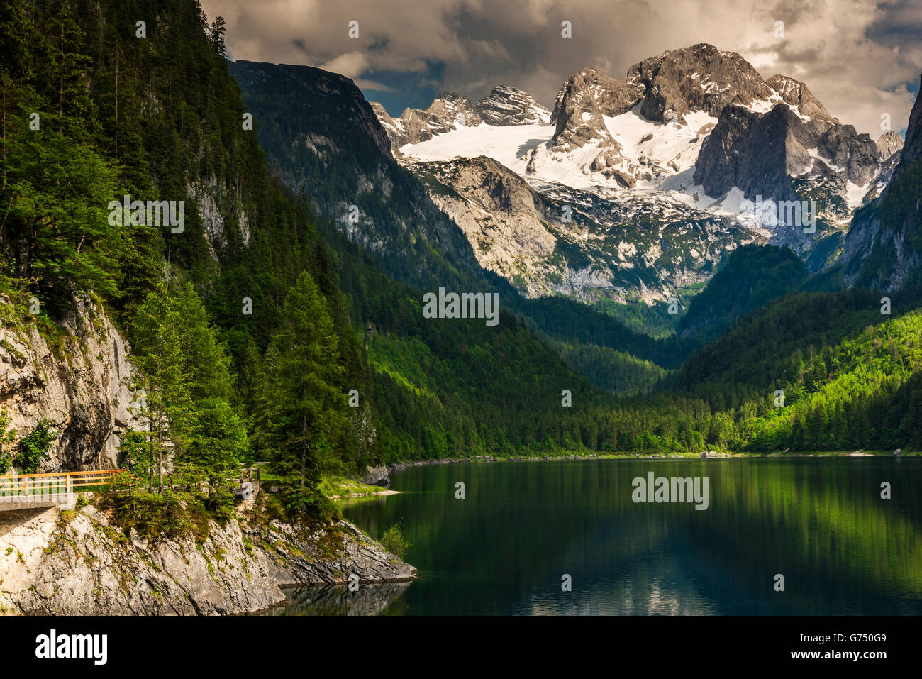 Lac Gosausee avec derrière la montagne Hoher Dachstein, Gosau, Haute Autriche, Autriche Banque D'Images