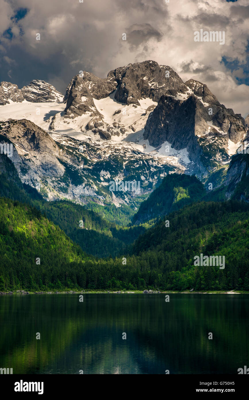 Lac Gosausee avec derrière la montagne Hoher Dachstein, Gosau, Haute Autriche, Autriche Banque D'Images