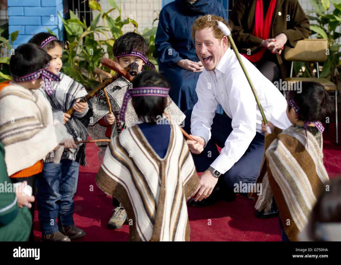 Le Prince Harry se joint à des jeux qui se jouent lors d'une visite d'une maternelle pour les enfants autochtones à Santiago, au Chili. Banque D'Images