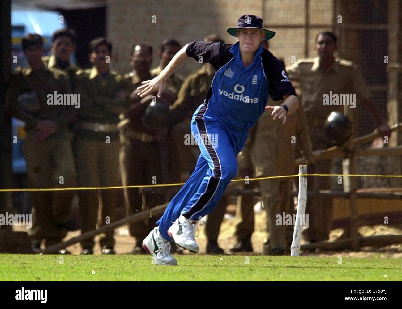 Matthew Hoggard, en Angleterre, s'est lancé pour arrêter un ballon qui va à la frontière, sous la surveillance des policiers de Calcutta, lors du match contre une XI de l'Association de cricket du Bengale au club de cricket et de football de Calcutta, à Calcutta, en Inde. Banque D'Images