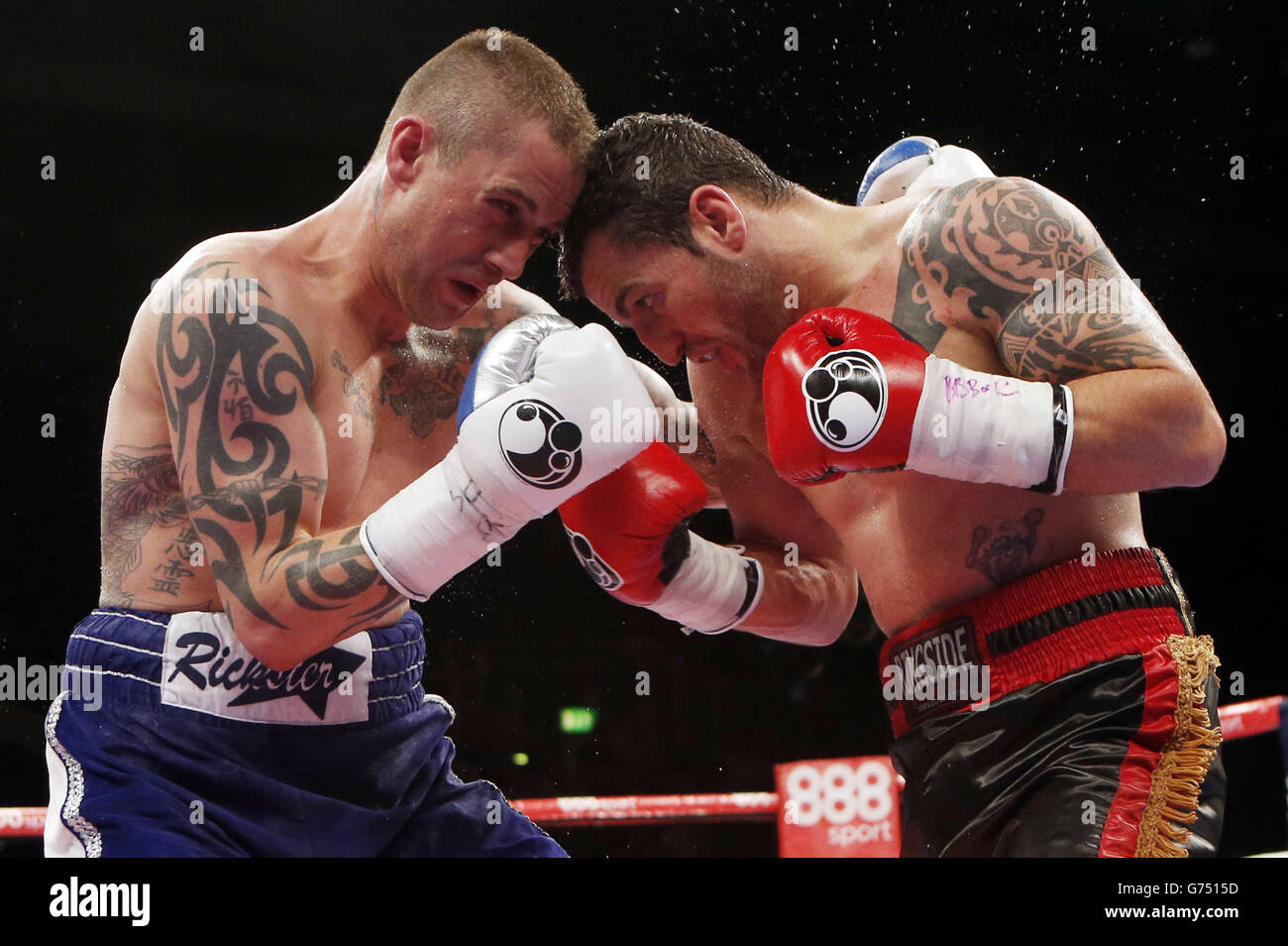 Ricky Burns (à gauche) et Dejan Zlaticanin pendant la partie libre de WBC International légère à la Braehead Arena, Glasgow. Banque D'Images