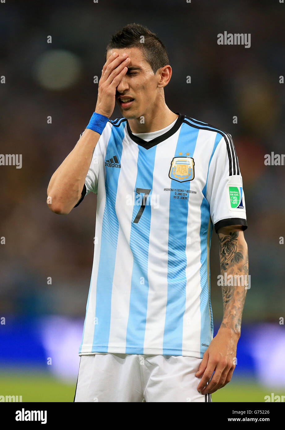 Football - coupe du monde de la FIFA 2014 - Groupe F - Argentine / Bosnie-Herzégovine - Maracana. Angel di Maria d'Argentine est abattu Banque D'Images