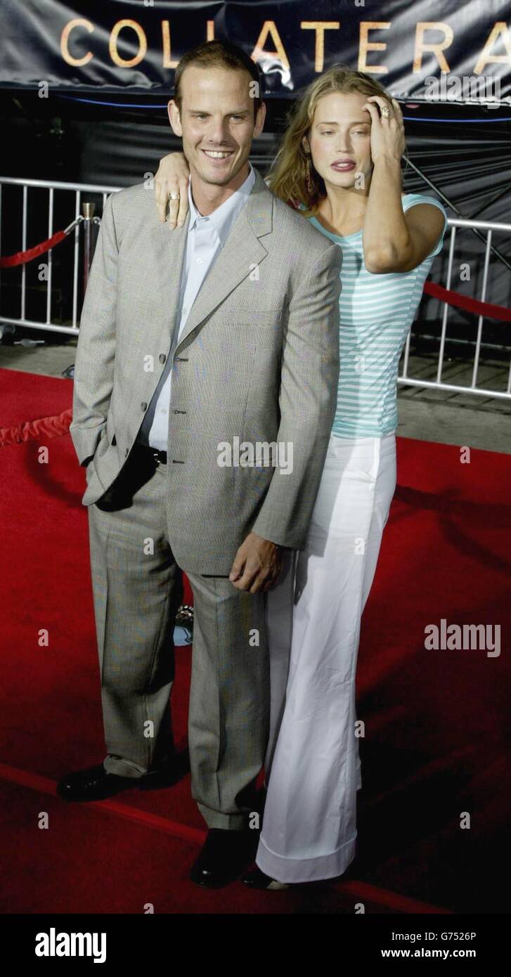 Peter Berg, membre de la troupe « collatéral », et sa petite amie, l'actrice Estella Warren, arrivent à la première du film au théâtre Orpheum de Los Angeles. Banque D'Images