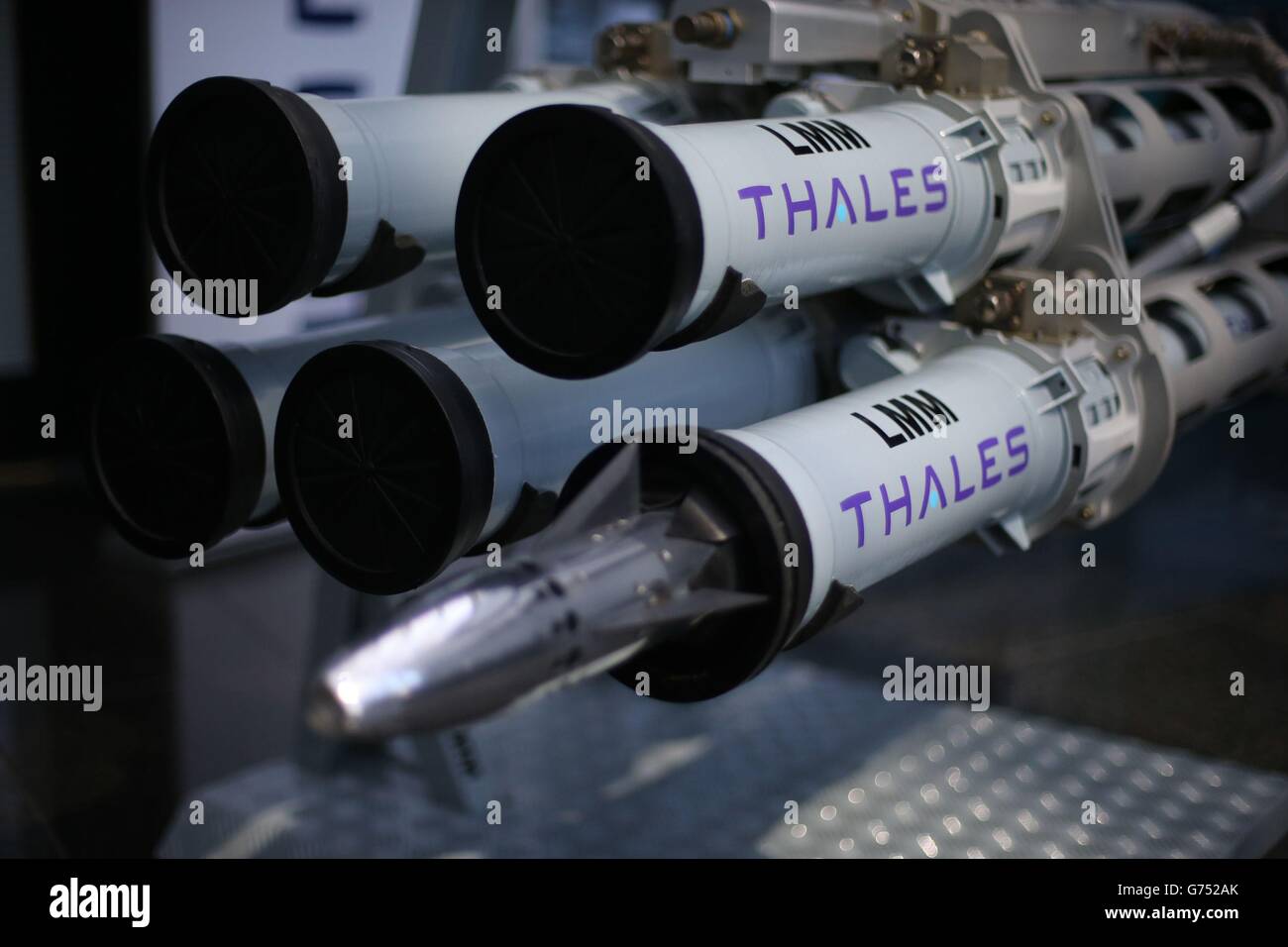 Un modèle d'exposition du nouveau LMM (missile multirôle léger) est présenté lors de l'annonce d'un contrat de 48 millions de livres pour des missiles destinés aux hélicoptères de la Royal Navy à l'usine Thales UK de Belfast. Banque D'Images