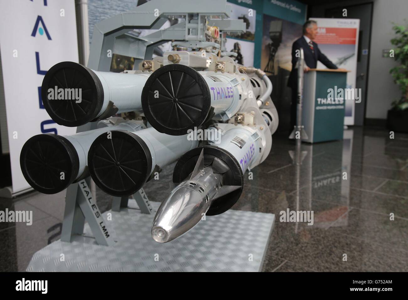 Un modèle d'exposition du nouveau LMM (missile multi-rôle léger) au premier plan tandis que le premier ministre d'Irlande du Nord, Peter Robinson, s'exprime à l'annonce d'un contrat de 48 millions de livres pour des missiles destinés aux hélicoptères de la Royal Navy à l'usine Thales UK de Belfast. Banque D'Images