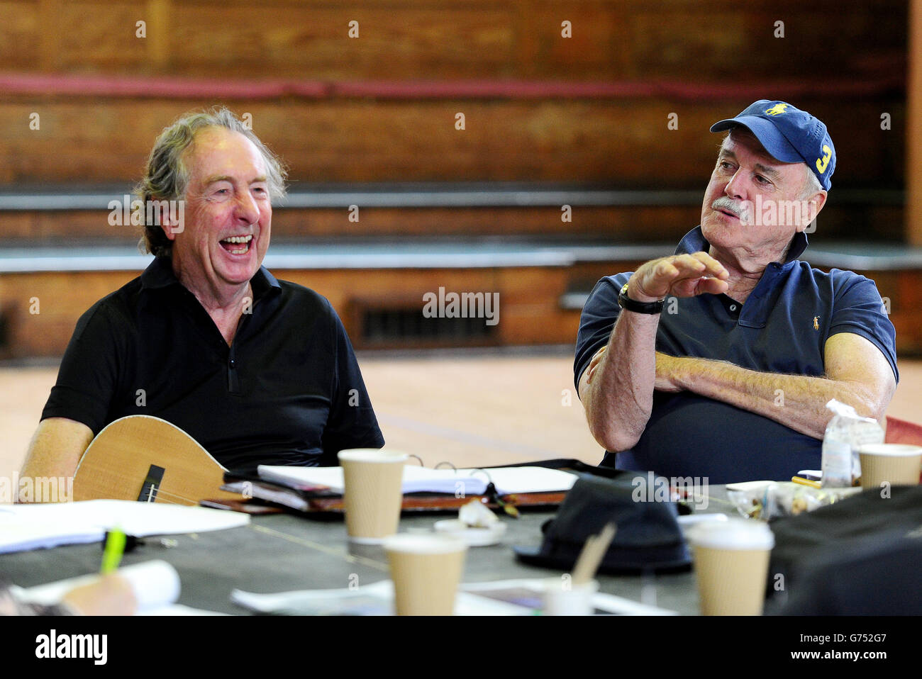 Eric Idle et John Cleese sont vus le premier jour des répétitions à Londres, pour leur nouveau spectacle Monty Python Live (principalement) qui est sur l'O2 Arena à Londres les 1-5, 15, 16, 18-20 juillet. Banque D'Images