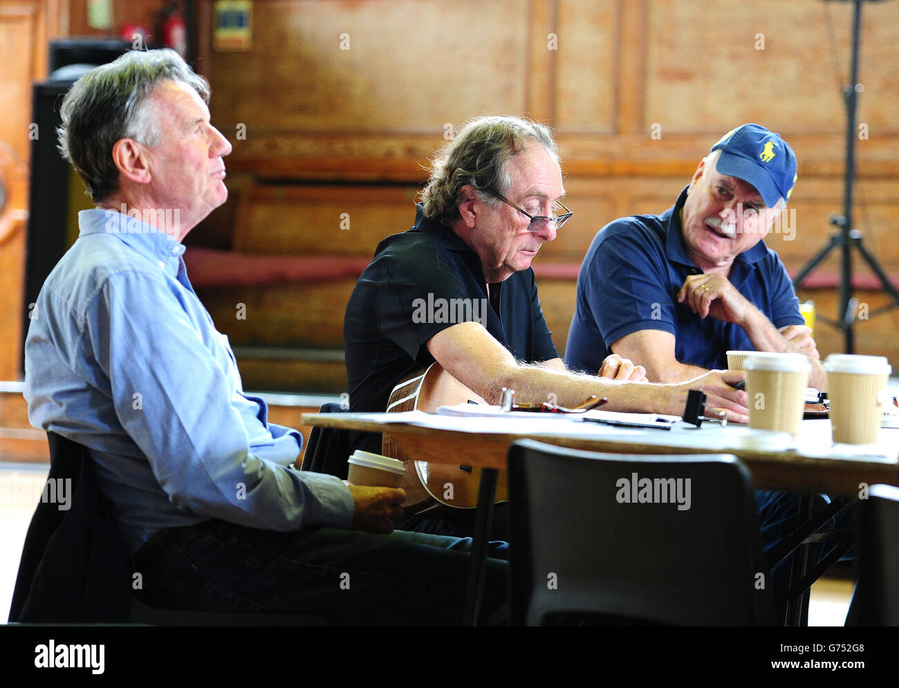 Michael Palin, Eric Idle et John Cleese sont vus le premier jour des répétitions à Londres, pour leur nouveau spectacle Monty Python Live (principalement) qui est sur l'O2 Arena à Londres les 1-5, 15, 16, 18-20 juillet. Banque D'Images