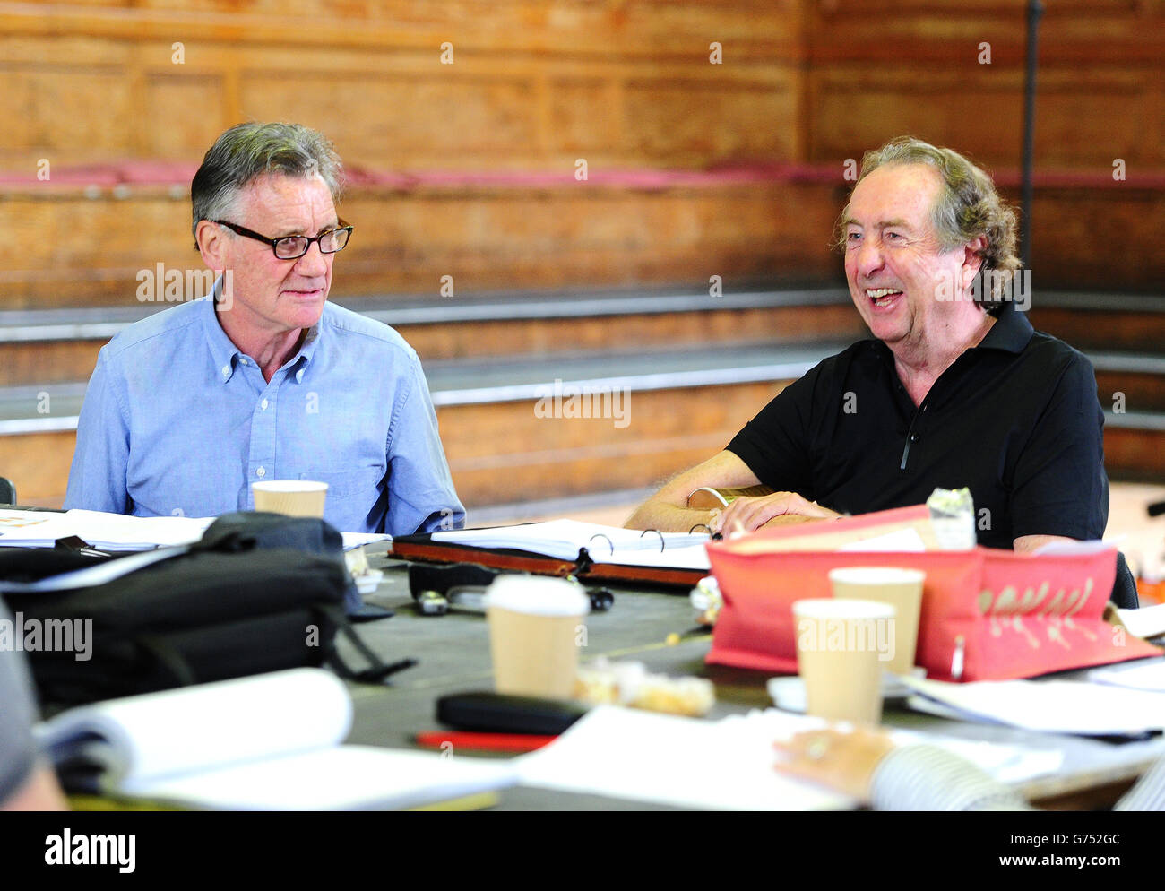 Michael Palin et Eric Idle sont vus le premier jour des répétitions à Londres, pour leur nouveau spectacle Monty Python Live (principalement) qui est sur l'O2 Arena à Londres les 1-5, 15, 16, 18-20 juillet. Banque D'Images