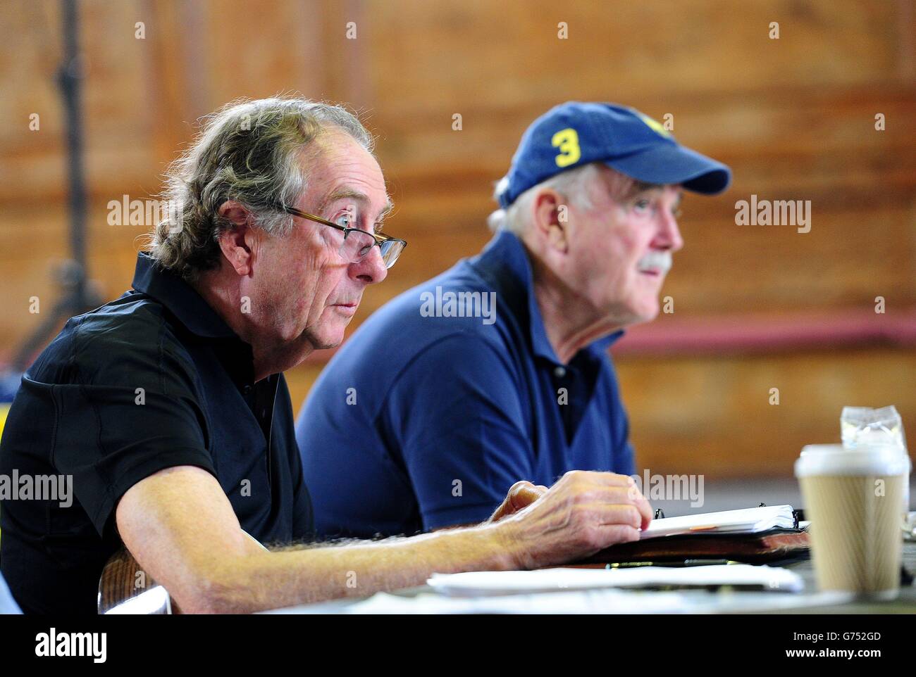 Eric Idle et John Cleese sont vus le premier jour des répétitions à Londres, pour leur nouveau spectacle Monty Python Live (principalement) qui est sur l'O2 Arena à Londres les 1-5, 15, 16, 18-20 juillet. Banque D'Images