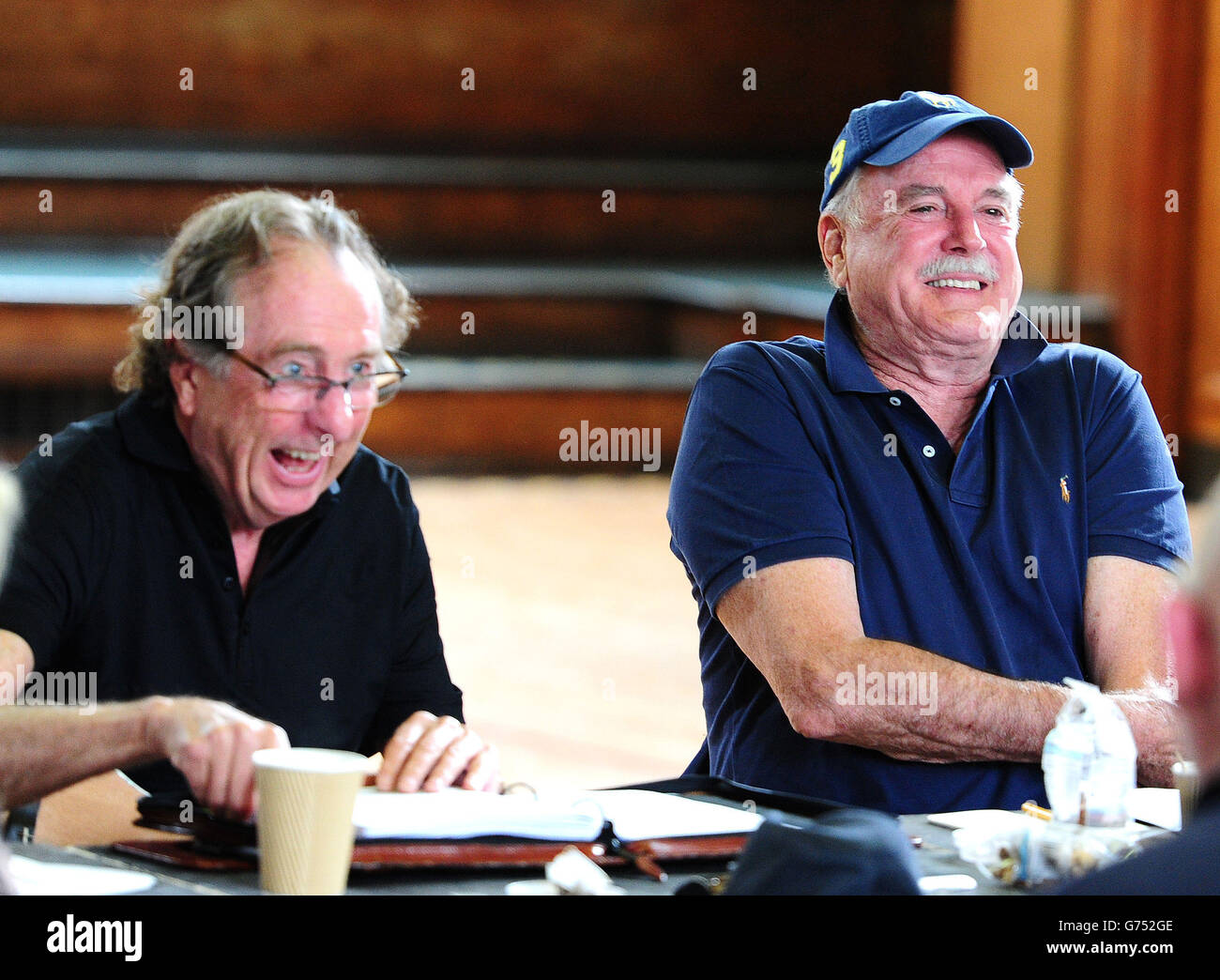 Eric Idle et John Cleese sont vus le premier jour des répétitions à Londres, pour leur nouveau spectacle Monty Python Live (principalement) qui est sur l'O2 Arena à Londres les 1-5, 15, 16, 18-20 juillet. Banque D'Images