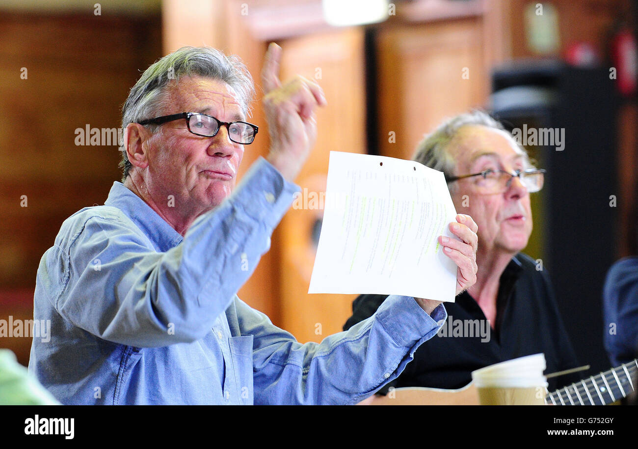 Michael Palin et Eric Idle sont vus le premier jour des répétitions à Londres, pour leur nouveau spectacle Monty Python Live (principalement) qui est sur l'O2 Arena à Londres les 1-5, 15, 16, 18-20 juillet. Banque D'Images