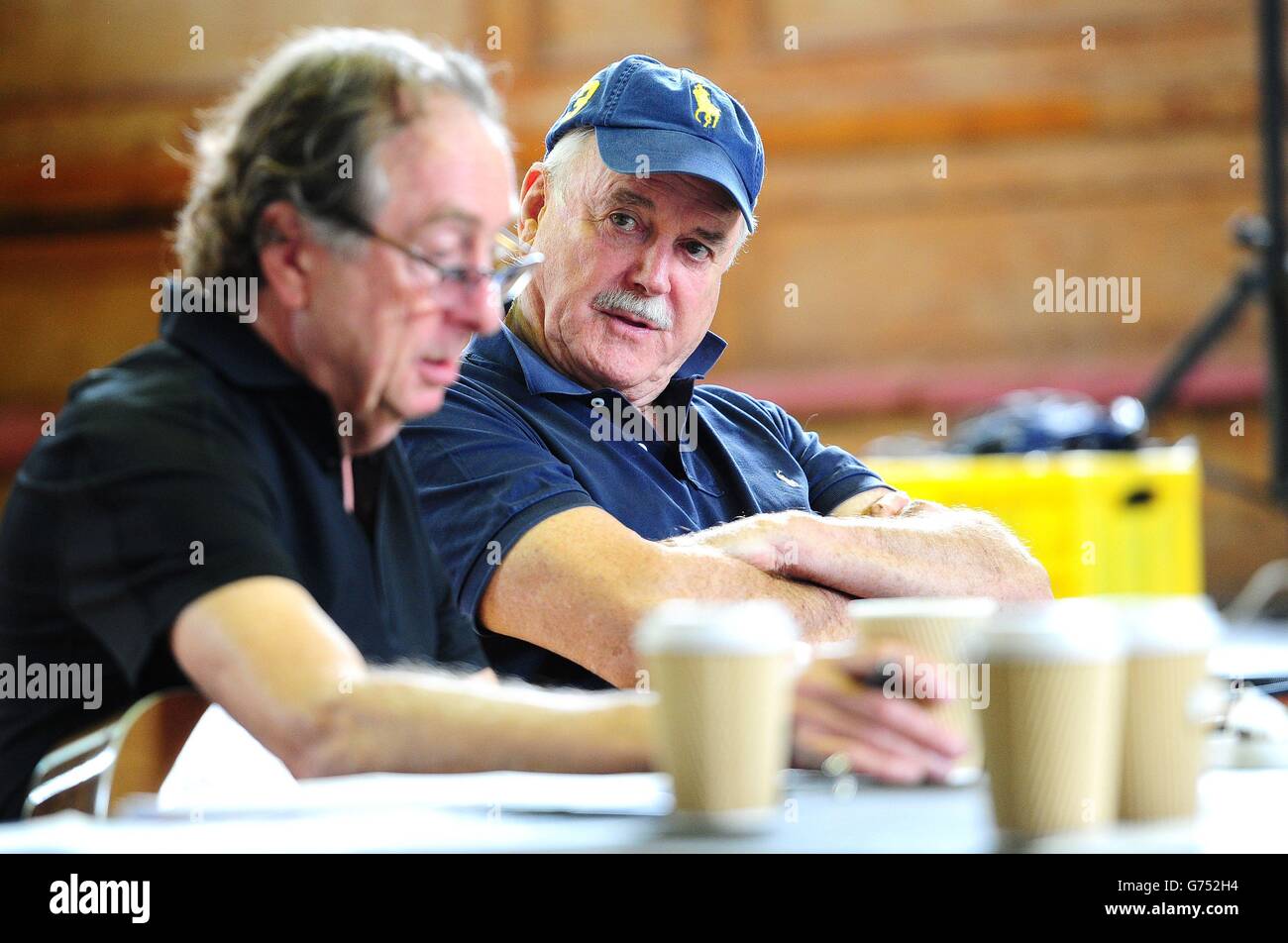 Eric Idle et John Cleese sont vus le premier jour des répétitions à Londres, pour leur nouveau spectacle Monty Python Live (principalement) qui est sur l'O2 Arena à Londres les 1-5, 15, 16, 18-20 juillet. Banque D'Images