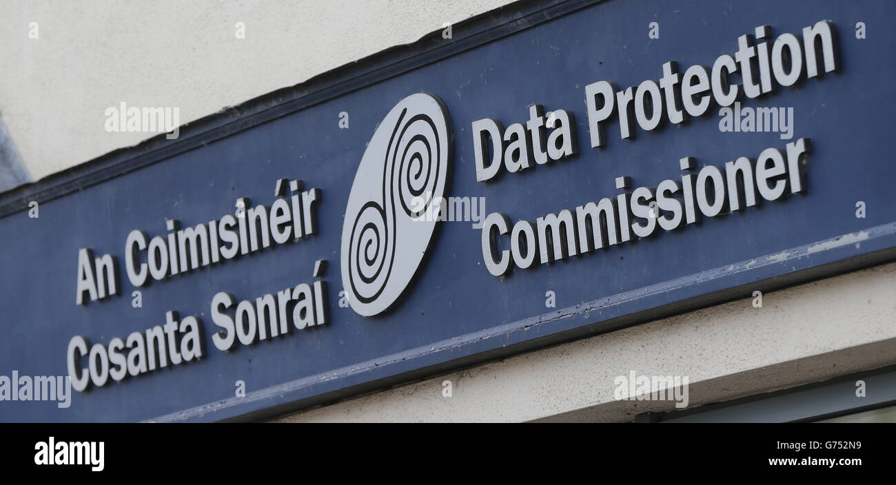 Le logo du commissaire à la protection des données, à Portarlington, Co Laois en tant que tribunal européen, a été invité à statuer sur une affaire historique qui vise à forcer les chiens de garde à vérifier les données personnelles que Facebook libère aux chefs d'espionnage américains. Banque D'Images