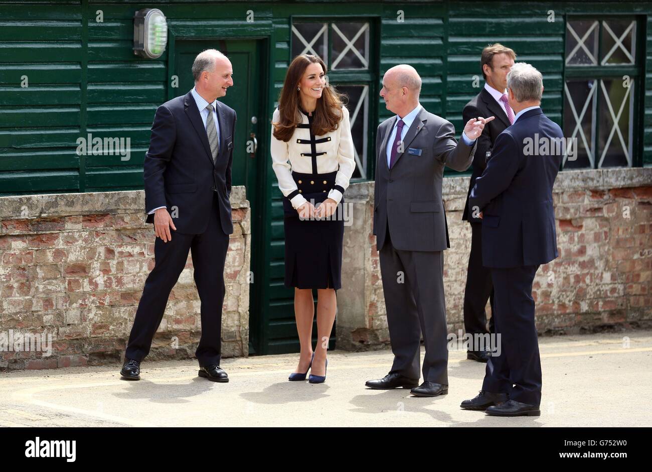 La duchesse de Cambridge s'entretient avec Sir John Scarlett, président de Bletchley Park, lors d'une visite dans l'ancien centre d'espionnage de la guerre de Buckinghamshire, pour marquer l'achèvement d'un projet de restauration d'un an, qui a ramené les bâtiments à leur apparence pendant la Seconde Guerre mondiale et créé de nouvelles installations pour les visiteurs. Banque D'Images