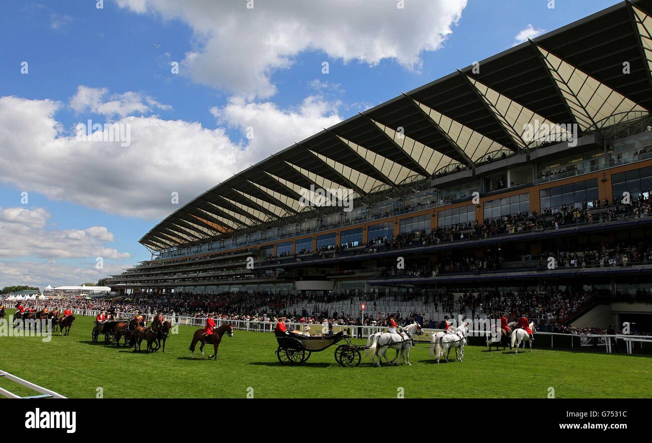 Courses hippiques - Réunion Royal Ascot 2014 - deuxième jour - Hippodrome d'Ascot.La reine Elizabeth II arrive à Ascot le deuxième jour de la rencontre royale d'Ascot de 2014 à l'hippodrome d'Ascot, dans le Berkshire. Banque D'Images