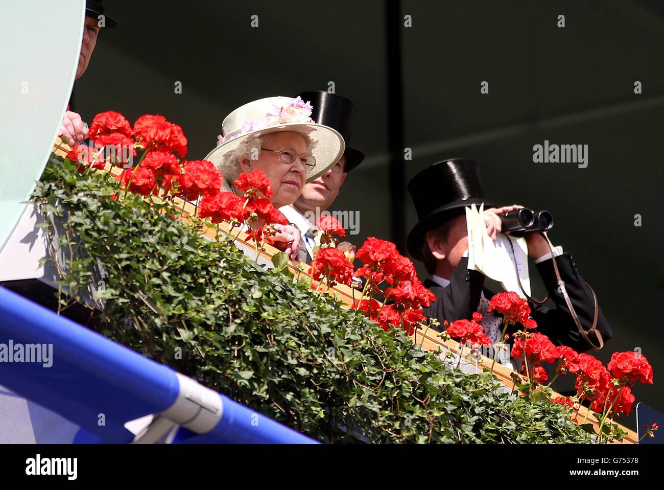 Courses hippiques - Réunion Royal Ascot 2014 - deuxième jour - Hippodrome d'Ascot.La reine Elizabeth II observe l'action pendant le deuxième jour de la rencontre royale d'Ascot de 2014 à l'hippodrome d'Ascot, dans le Berkshire. Banque D'Images