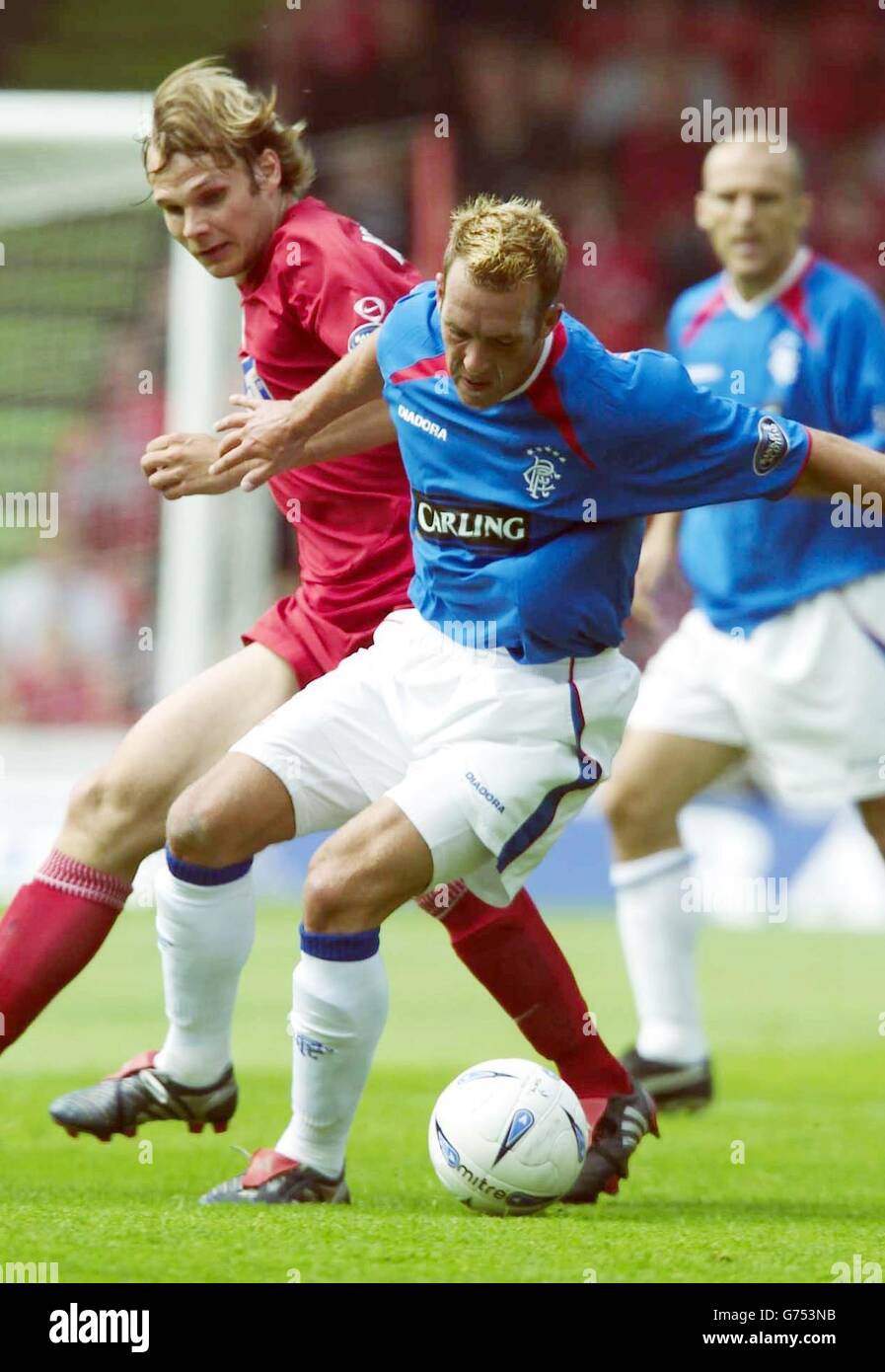Fernando Ricksen (avant) des Rangers en action avec Markus Heikkinen d'Aberdeen lors de leur match de la Premier League de la Banque d'Écosse à Pittodrie, à Aberdeen. Banque D'Images