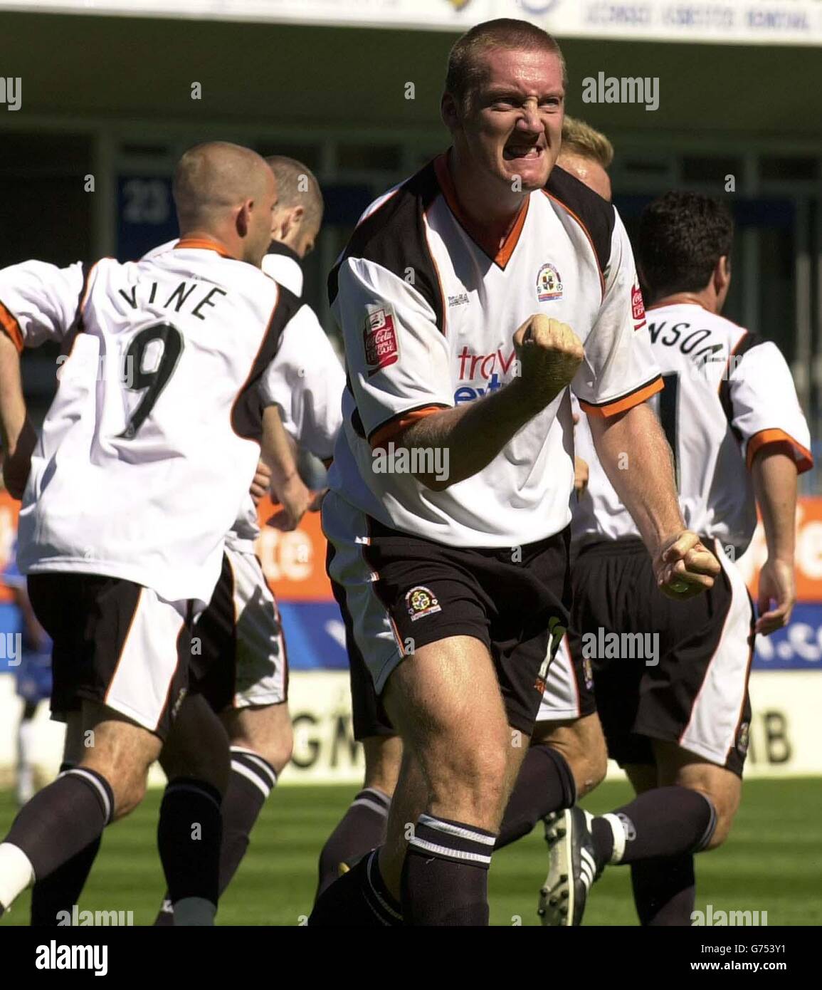 Steve Howard, de Luton Town, célèbre son score contre Oldham Athletic lors de son match Coca-Cola League One à Kennilworth Road, Luton, le samedi 6 août 2004.. Banque D'Images