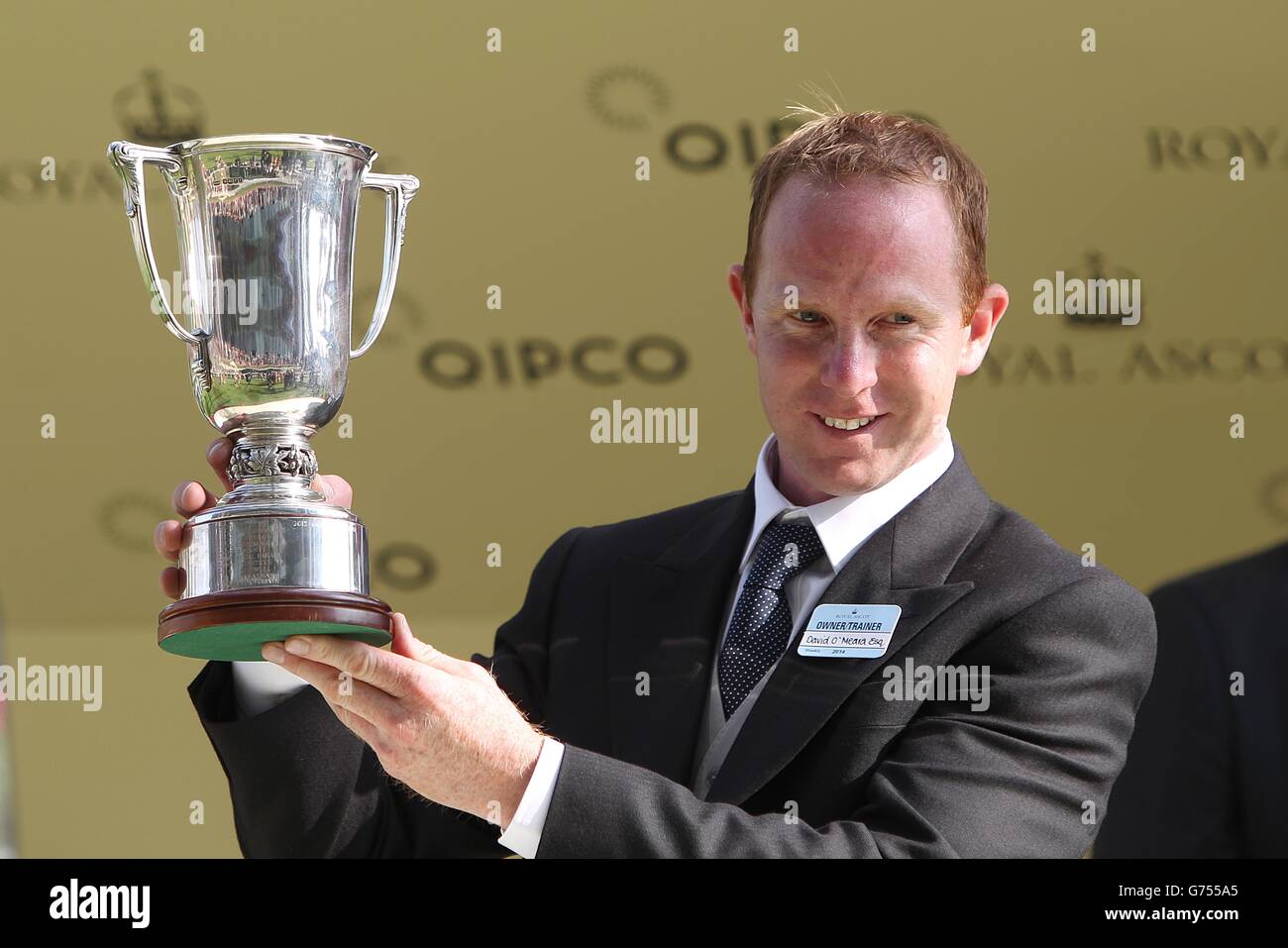 Entraîneur gagnant de Louis le pieux, David O'Meara avec son trophée après la victoire dans les piquets du Palais de Buckingham pendant le quatrième jour de la rencontre de l'Ascot royale de 2014 à l'hippodrome d'Ascot, Berkshire. Banque D'Images