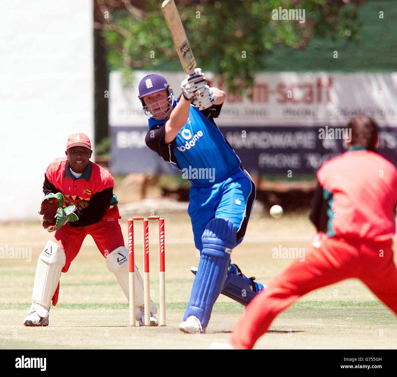 Le gardien de cricket du Zimbabwe Tatenda Taibu observe le batteur anglais Andrew Flintock qui atteint le ballon directement en direction du joueur de cricket du Zimbabwe Dirk Viljoen qui a fait le crochet lors du match d'échauffement contre le CAMP A du Zimbabwe au club sportif Alexandra de Harare, au Zimbabwe. Banque D'Images