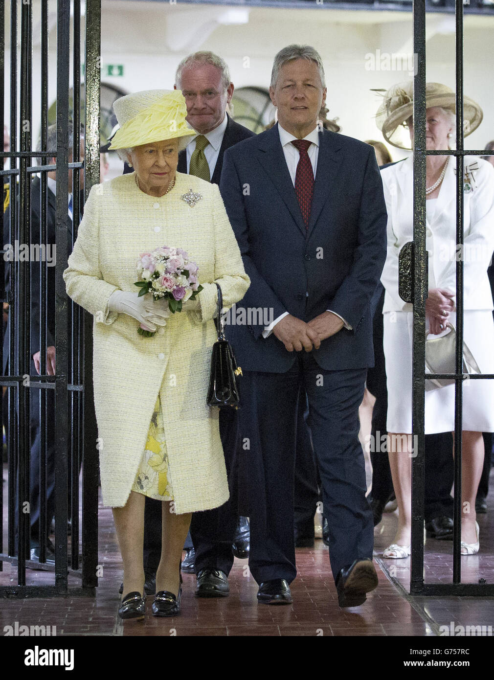 La reine Elizabeth II lors d'une visite à la prison de Crumlin Road, à Belfast, le deuxième jour de leur visite en Irlande du Nord. Banque D'Images