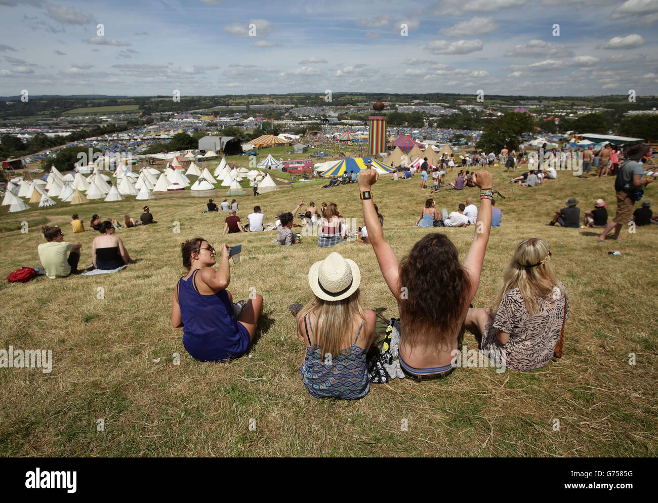 Glastonbury Festival 2014 - préparatifs.Les amateurs de festival apprécient le temps chaud au festival de Glastonbury, à la ferme digne de Somerset. Banque D'Images