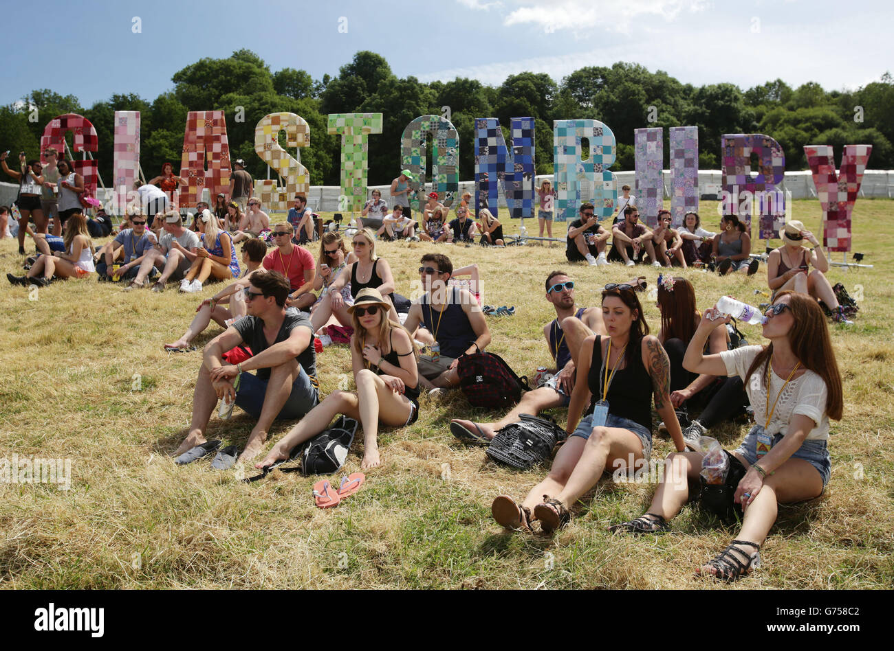 Les amateurs de festival apprécient le temps chaud au festival de Glastonbury, à la ferme digne de Somerset. Banque D'Images