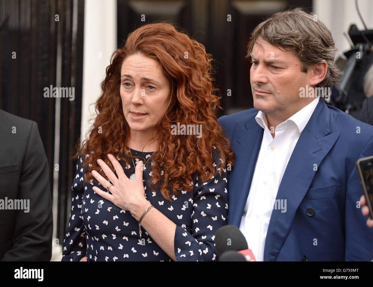 Rebekah Brooks et son mari Charlie Brooks font une déclaration à l'extérieur de leur propriété dans le centre de Londres, à la suite de leur acquittement dans le procès de piratage. Banque D'Images