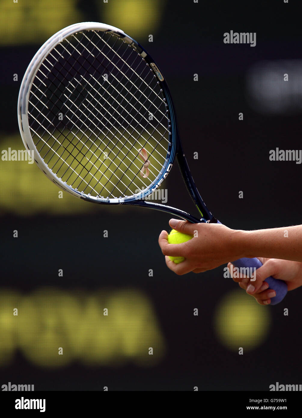 Maria Sharapova, de Russie, a une bande élastique attachée à elle Raquette  pendant son match contre la Suisse Timea Bacsinszky Photo Stock - Alamy