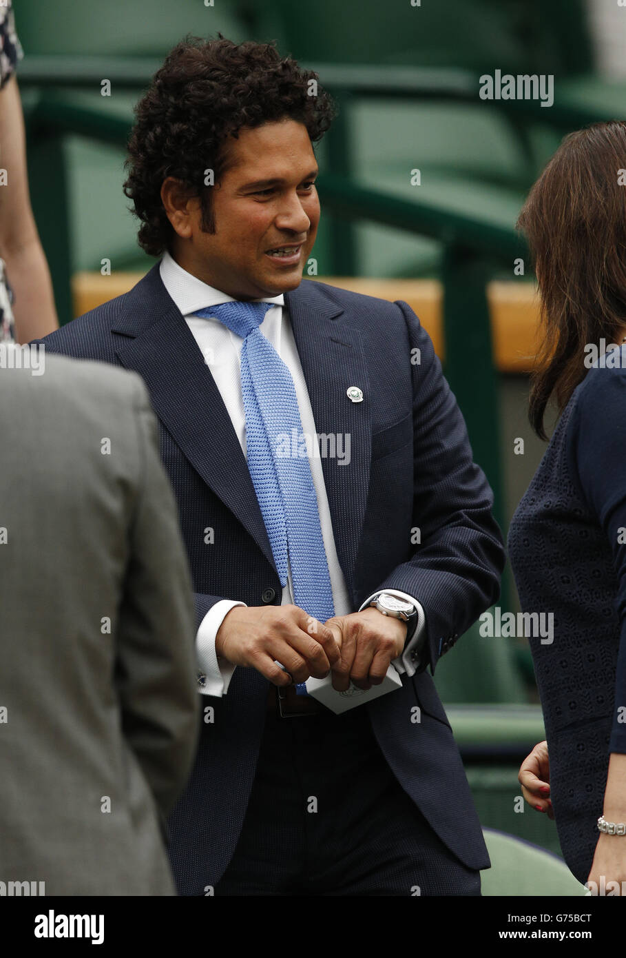 Tennis - Championnats de Wimbledon 2014 - 6e jour - le club de tennis et de croquet de pelouse de toute l'Angleterre.Sachin Tendulkar arrive à la Royal Box sur le Centre court Banque D'Images