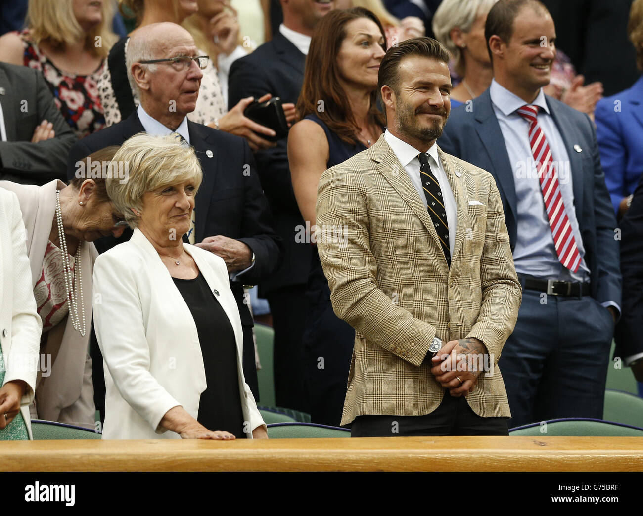 Tennis - Championnats de Wimbledon 2014 - 6e jour - le club de tennis et de croquet de pelouse de toute l'Angleterre.David Beckham et sa mère Sandra dans la Royal Box sur le Centre court Banque D'Images