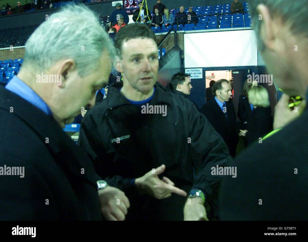 Le secrétaire du club de Kilmarnock Kevin Collins (à gauche) et l'arbitre Hugh Dallas décident que le jeu va aller ahaead après que le pouvoir est retrouvé au rugby Park, Kilmarnock., contre les visiteurs Celtic, pour leur match de la coupe d'Écosse Tennents 4ème tour. Banque D'Images