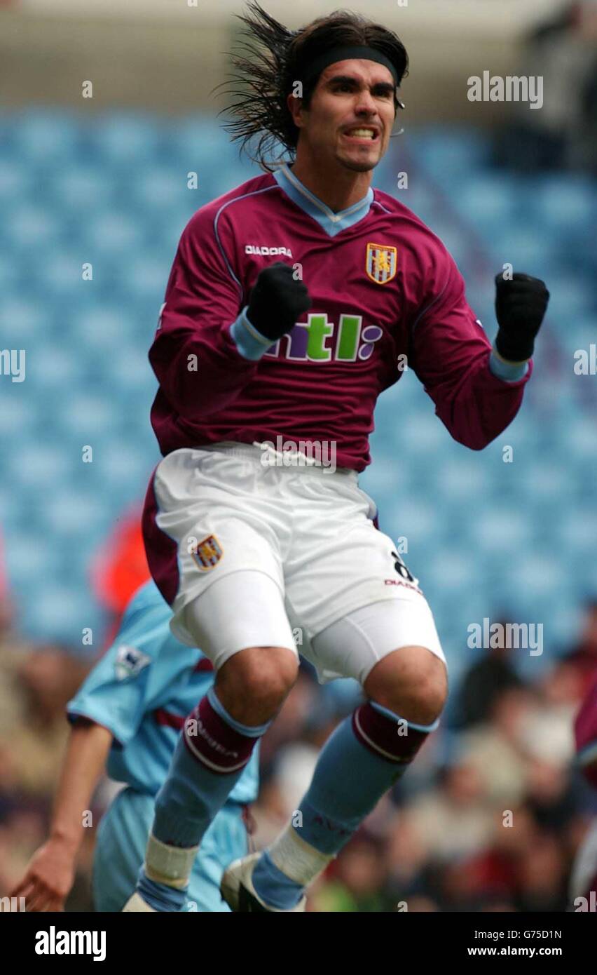 Juan Pablo Angel célèbre l'égaliseur de la villa lors du match Aston Villa v West Ham United FA Barclaycard Premiership à Villa Park à Birmingham. Banque D'Images