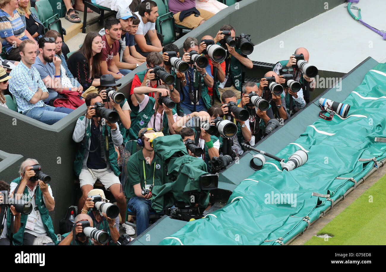 Photographes sur le court 1 pendant le dixième jour des championnats de Wimbledon au All England Lawn tennis and Croquet Club, Wimbledon. Banque D'Images