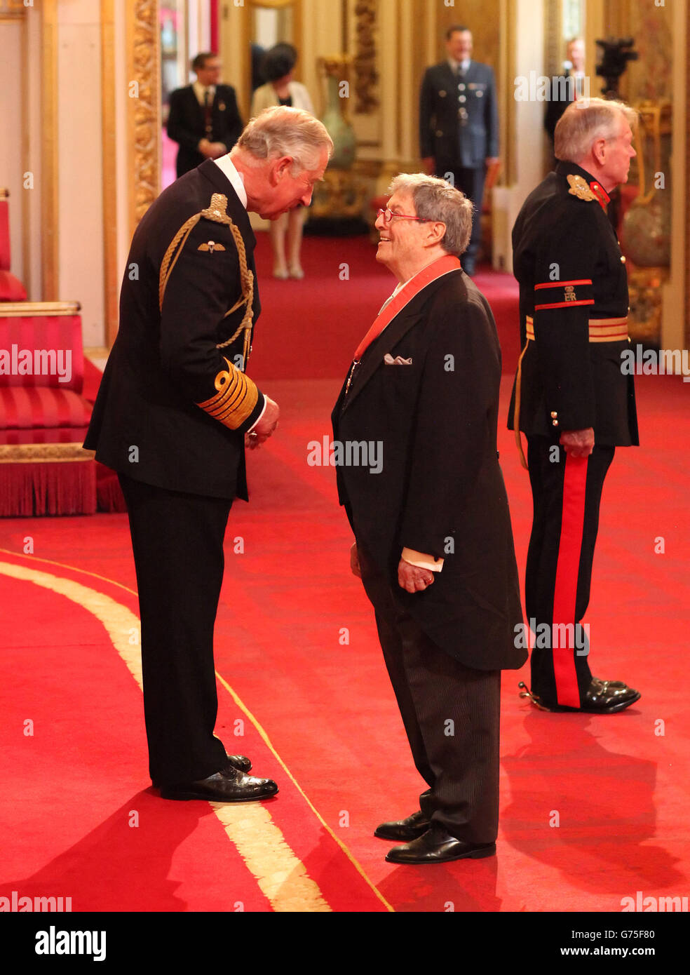 M. John Copley, de Londres, est nommé CBE (commandant de l'ordre de l'Empire britannique) par le Prince de Galles à Buckingham Palace. Banque D'Images