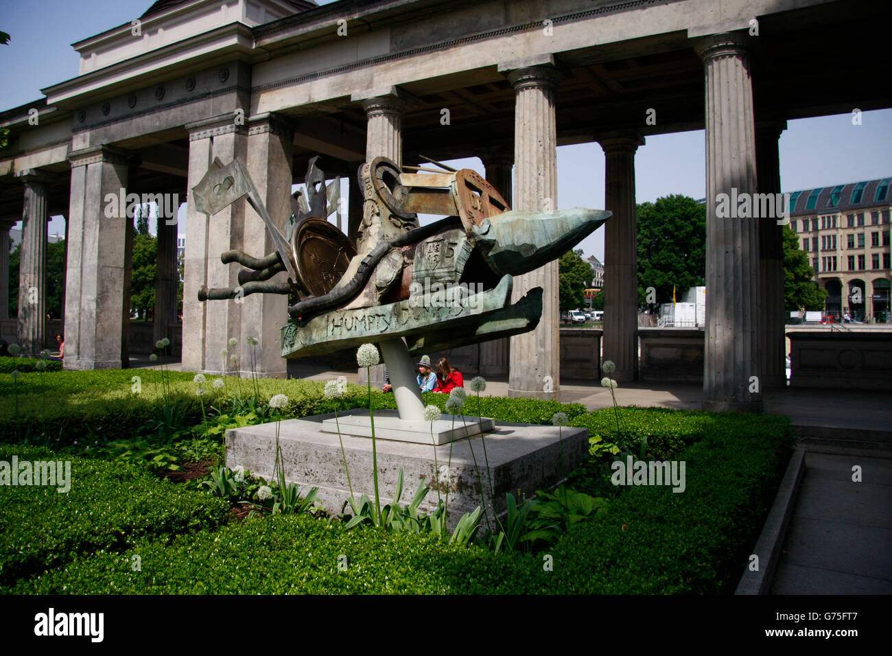 Skulptur (von Jonathan Meese) vor der alten Nationalgalerie, Berlin-Mitte. Banque D'Images