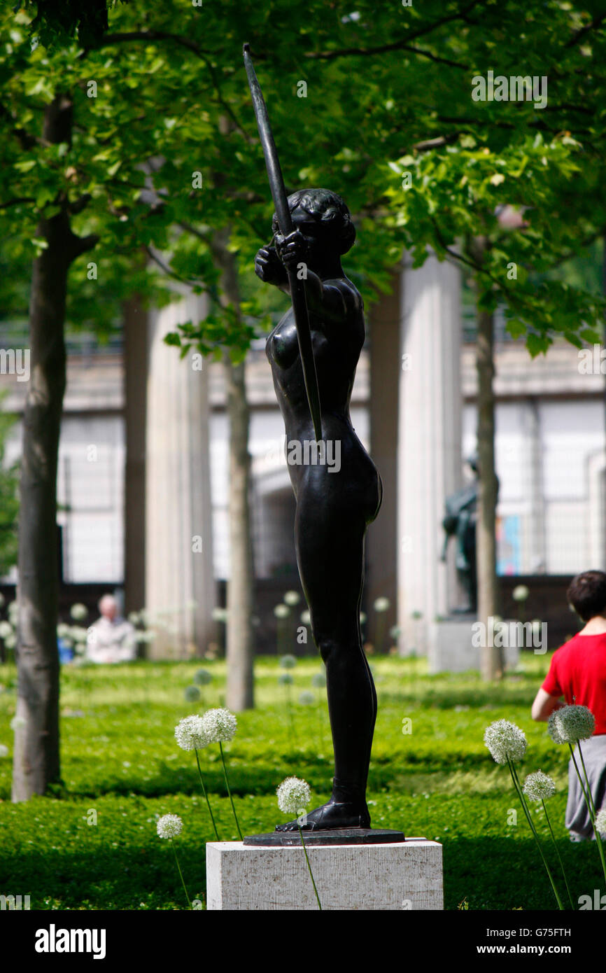 Skulptur vor der alten Nationalgalerie, Berlin-Mitte. Banque D'Images