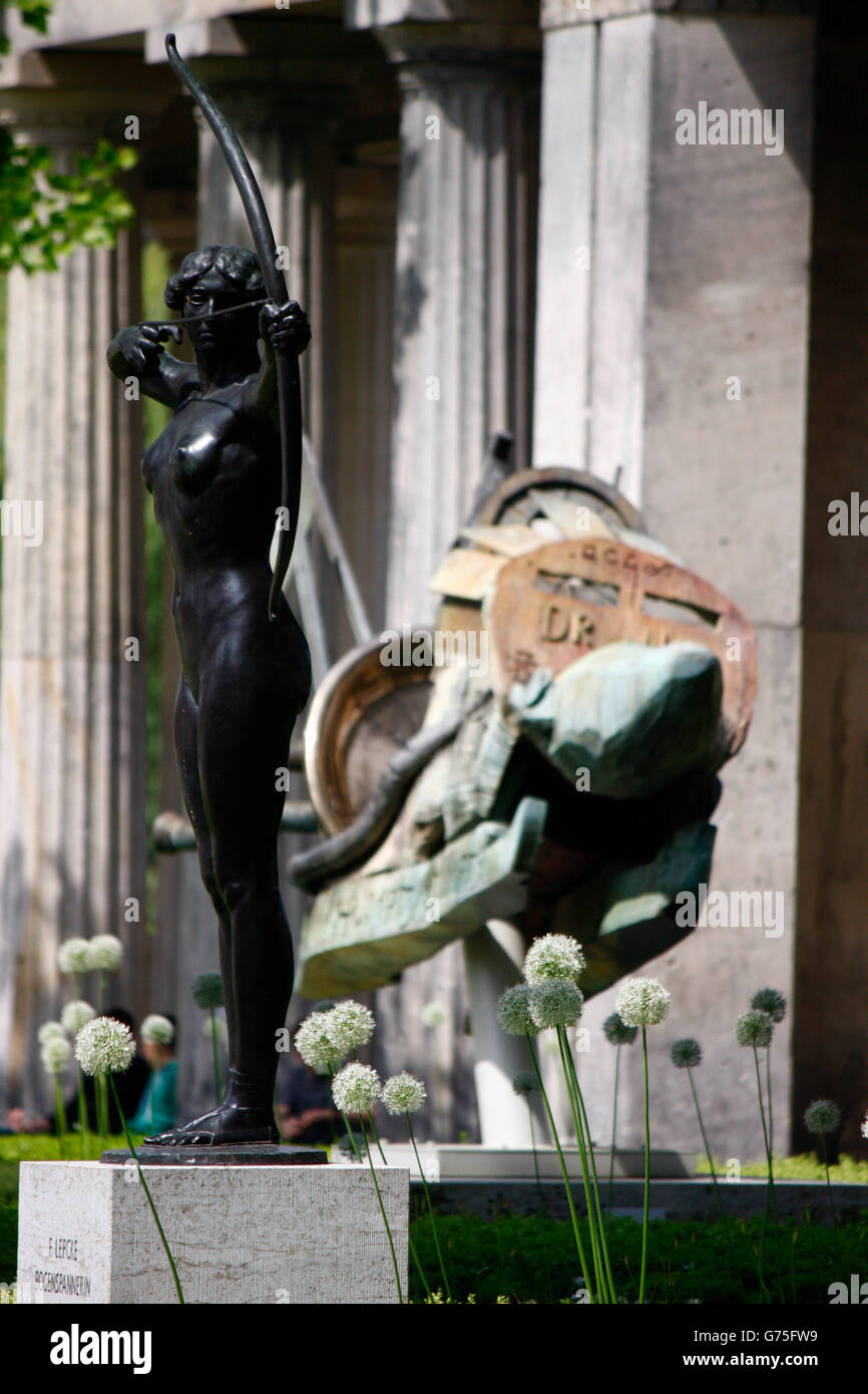 Skulptur (Bogenschuetze und eine von Jonathan Meese) vor der alten Nationalgalerie, Berlin-Mitte. Banque D'Images