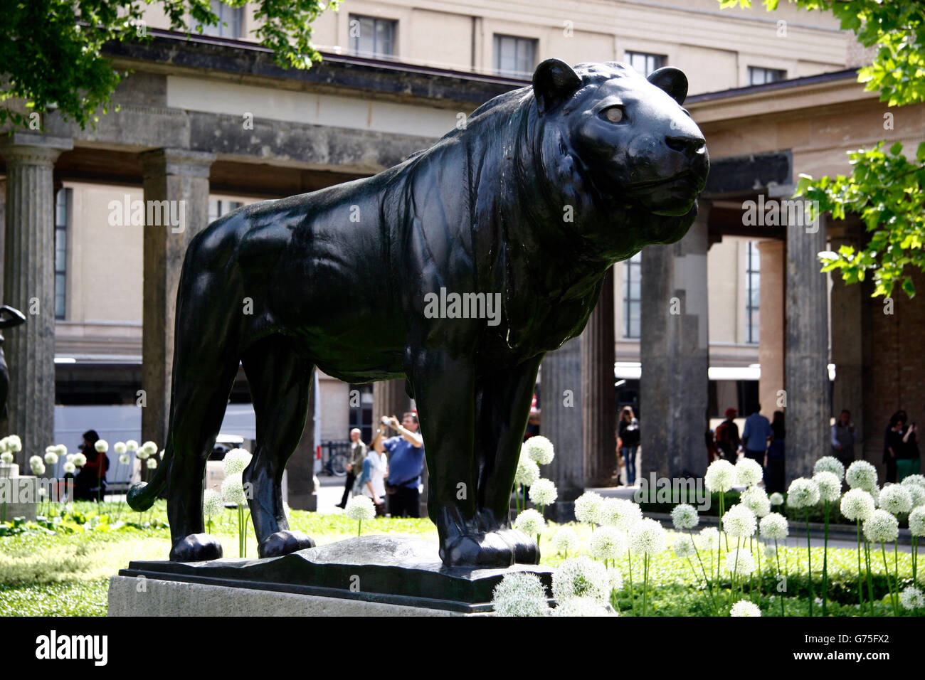 Skulptur vor der alten Nationalgalerie, Berlin-Mitte. Banque D'Images