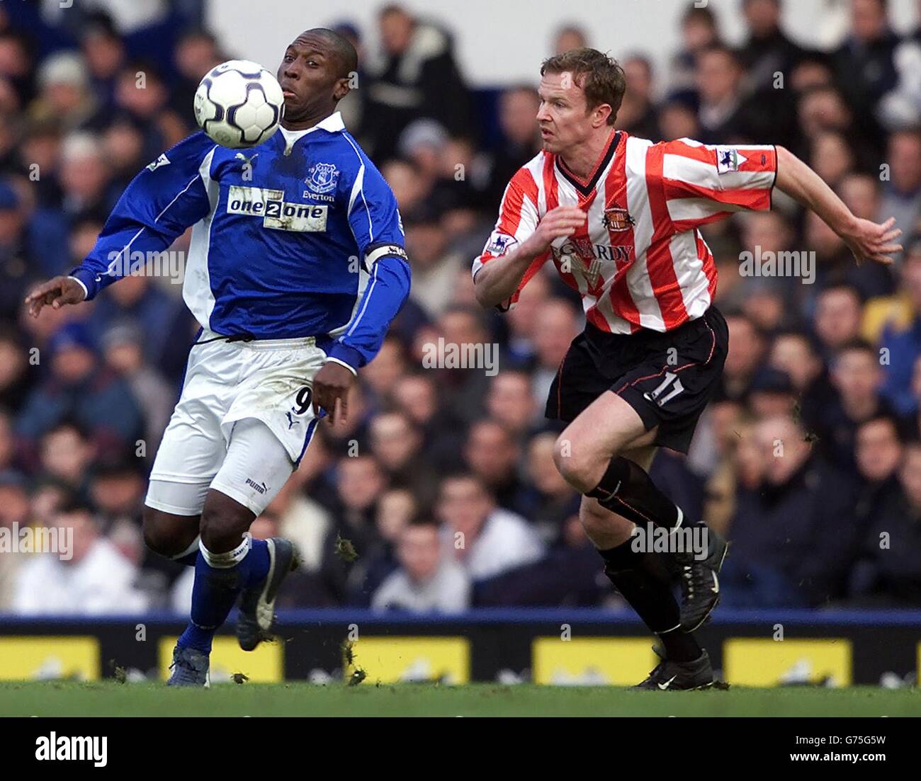 Kevin Campbell d'Everton (à gauche) passe le ballon devant Jody Craddock de Sunderland, lors de leur match de First ership de FA Barclaycard au terrain Goodison Park d'Everton à Liverpool. Banque D'Images