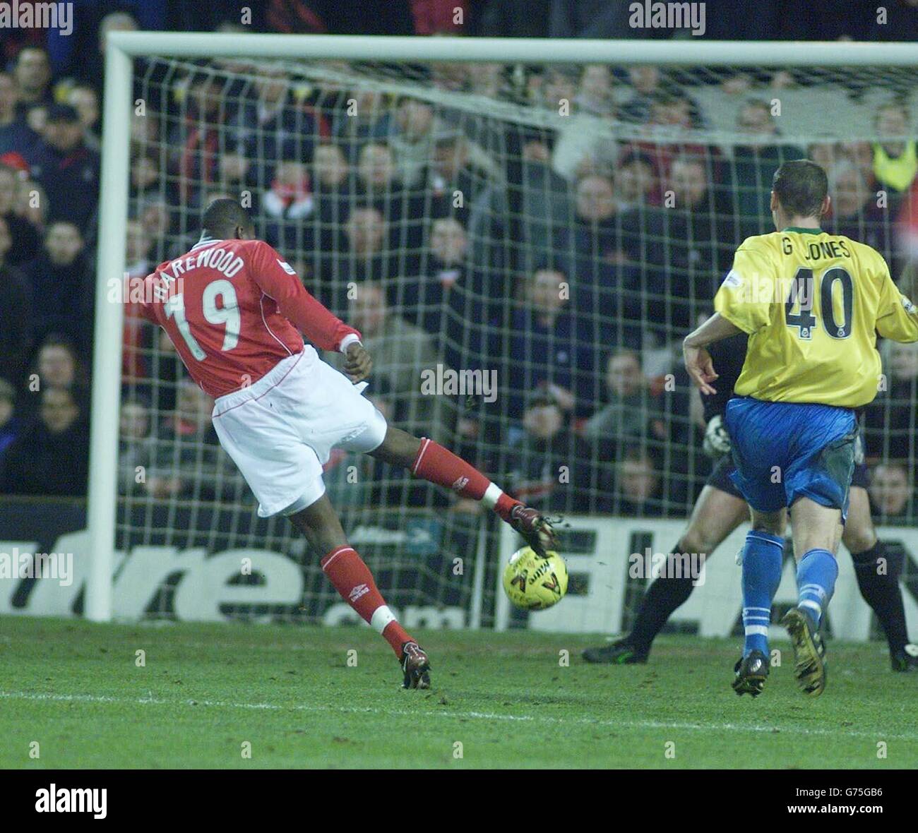 Marlon Harewood, attaquant de la forêt de Nottingham, arrive sur le poste Barnsley avec cet effort, lors de leur match national de la Division One au Forest's City Ground. PAS D'UTILISATION DU SITE WEB DU CLUB OFFICIEUX. Banque D'Images