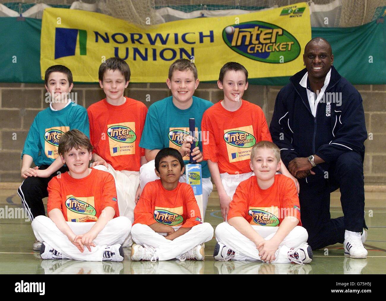 Équipe de secteur de Thetford, (rangée arrière l/r) Shaun Bowden, Daniel White, Chris Cooper, Lian McIsaac, et leur entraîneur,Piggott Mick(Front l/r) Patrick Yates, Usmaan Iqbal, Matthew Terry, pendant le tournoi de cricket de Norwich Union, Thetford, Norfolk. Banque D'Images