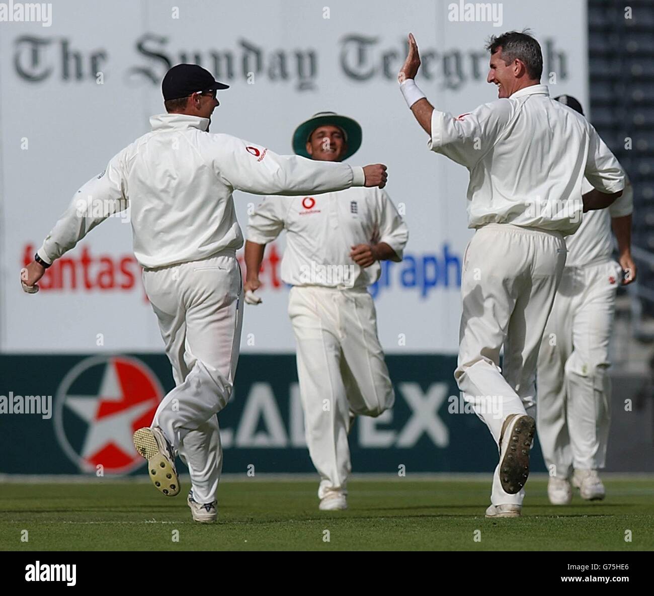 Andrew Caddick (à droite), en Angleterre, célèbre avec ses coéquipiers Marcus Trescothick (à gauche) et Mark Butcher après avoir été pris par Matthew Horne, en Nouvelle-Zélande, par James Foster pour 4 courses pendant la quatrième journée du premier match d'essai au Jade Stadium, Christchurch, en Nouvelle-Zélande. Banque D'Images