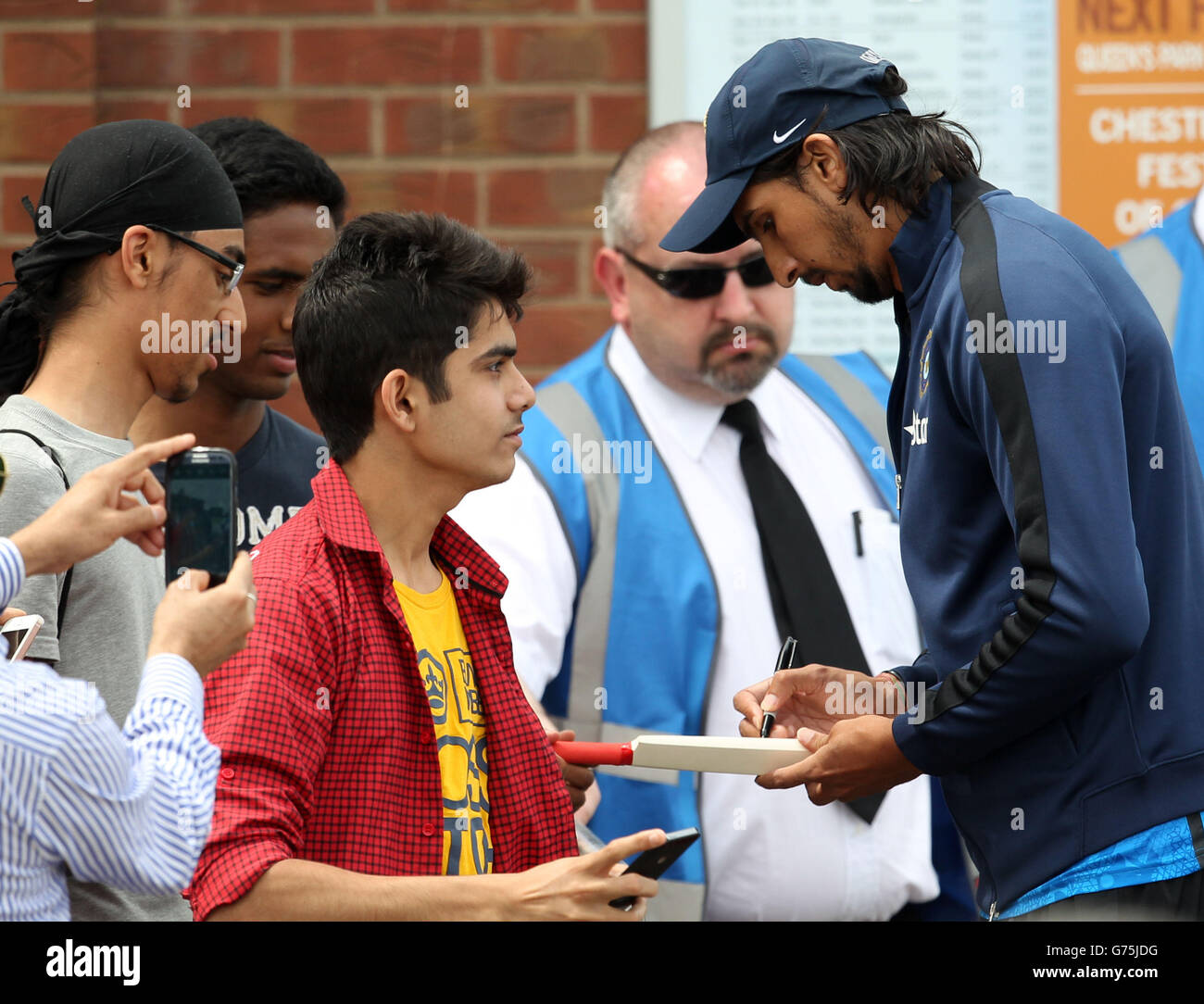Ishant Sharma des Indiens signe des autographes pour les fans pendant le deuxième jour de l'Internationa Warm up match au 3aaa County Ground, Derby. Banque D'Images