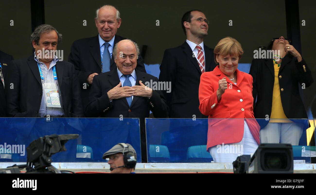 Le président de l'UEFA Michel Platini (à gauche), le président de la FIFA, Sepp Blatter (au centre à gauche) et la chancelière allemande Angela Merkel (à droite) voient leurs amis dans les tribunes Banque D'Images